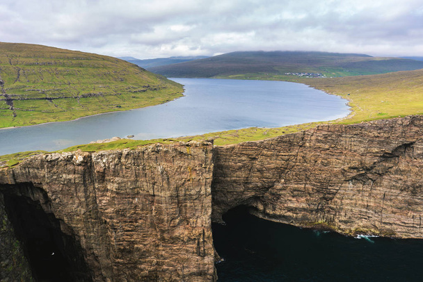 Lake above the ocean, Leitisvatn, most beautiful landmark of Vagar, Faroe Islands. - Foto, immagini