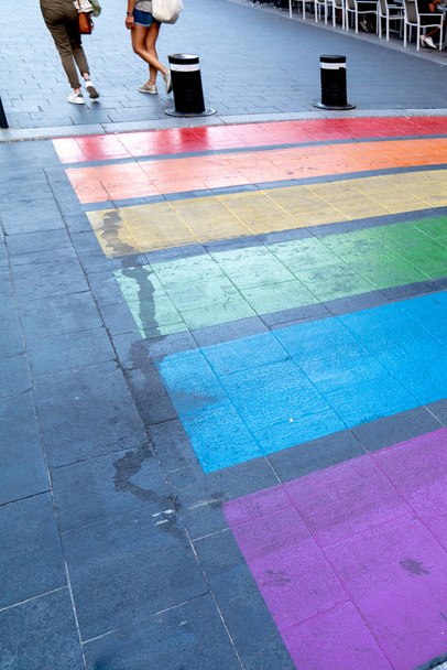 Regenbogenfarbener Zebrastreifen auf einer Straße in lgbt schwul lesbischen Farben in bordeaux Frankreich - Foto, Bild