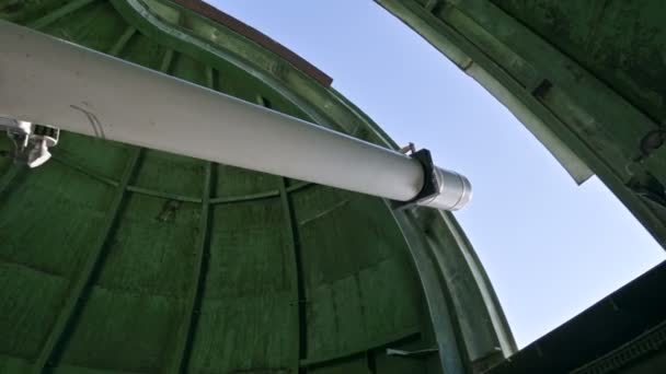 De wetenschap. Een mannelijke wetenschapper waarnemer bij de coronaire telescoop van de oude modificatie werkt en dient een werknemer van de Solar Observatory. Rusland-Noord-Kaukasus - Video