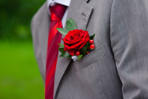 červená růže boutonniere na šedém obleku - Fotografie, Obrázek