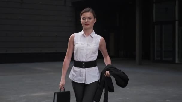 Geschäftsfrau läuft an einem Business Center entlang und beginnt plötzlich Erfolg zu haben - Filmmaterial, Video
