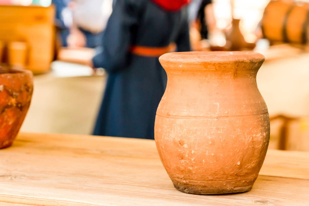глиняный кувшин для хранения молока традиционное домашнее авторское пространство судна на деревянном столе
 - Фото, изображение
