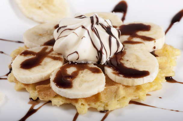 waffles doces com fatias de banana derramadas com molho de chocolate
. - Foto, Imagem