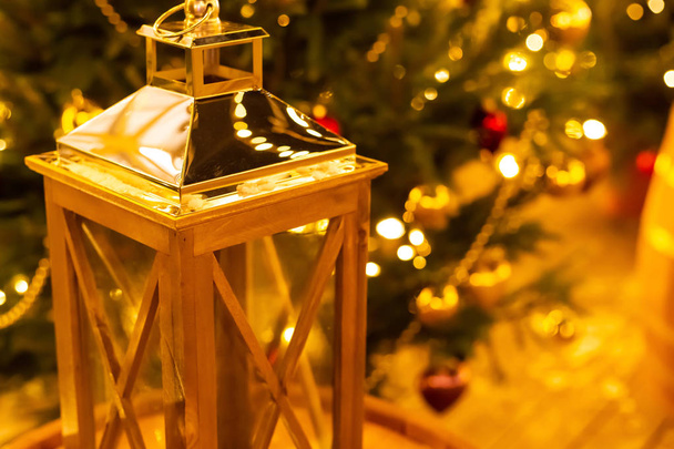 Vánoční výzdoba lampa zlatý lesklý pozadí vánoční stromek slavnostní design - Fotografie, Obrázek