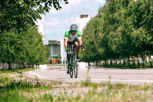 Dniepropietrowsk, Ukraina-12 lipca 2019: sportowiec z niepełnosprawnościami lub szkolenie po amputacji na rowerze - Zdjęcie, obraz