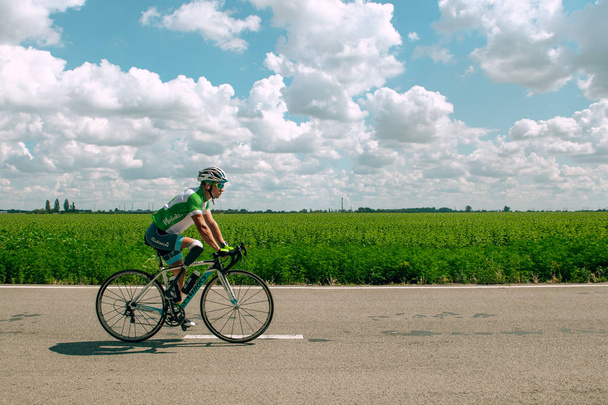 Dnipro, Ukraine - July 12, 2019: athlete with disabilities or amputee training in cycling - Foto, Imagen