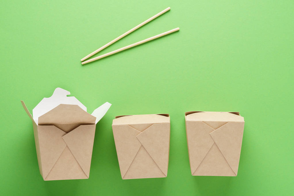 Cardboard boxes for takeaway food and chopsticks. - Foto, afbeelding