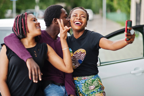 Three african american friends stay near car and making selfie o - Φωτογραφία, εικόνα