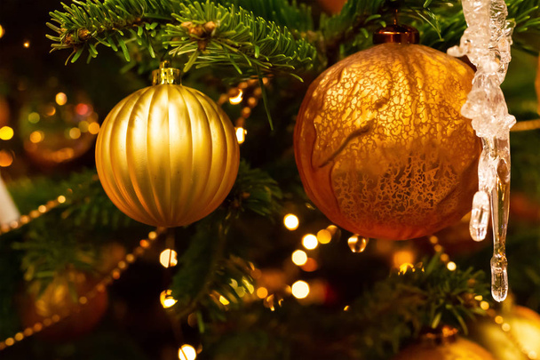 πορτοκαλί λαμπερή Χριστουγεννιάτικη διακόσμηση κοντινό φόντο εορταστικό νέο έτος σχεδιασμού - Φωτογραφία, εικόνα