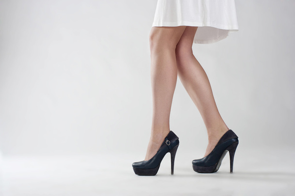 Close up van elegante vrouwelijke benen - Foto, afbeelding