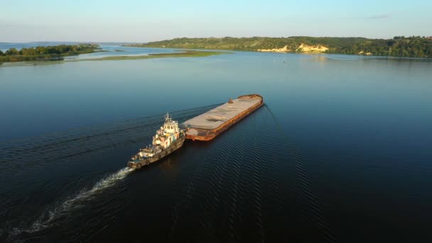 Letecké video říční tlačná loď přepravu člun s nákladem uprostřed řeky letní, střední Evropa - Záběry, video