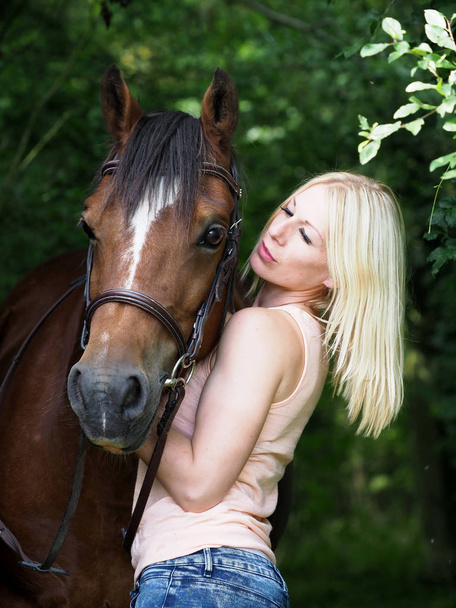 Les femmes et son cheval
 - Photo, image