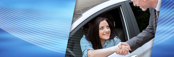 Kunden- und Autoverkäufer beim Händeschütteln; Panorama-Banner - Foto, Bild