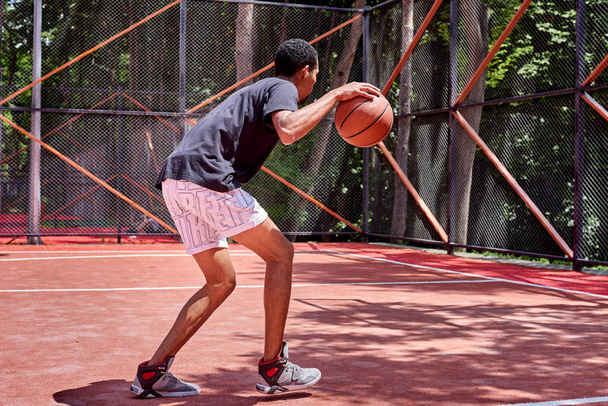 Joueur de basket noir jouant sur le terrain
 - Photo, image