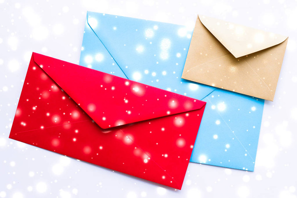 Зимний праздник пустые бумажные конверты на мраморе с блестящим снегом f
 - Фото, изображение