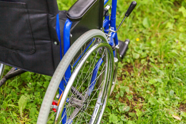 Hasta Hizmetleri için bekleyen hastane parkında çim boş tekerlekli sandalye ayakta - Fotoğraf, Görsel