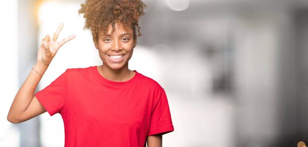 Krásná mladá africká americká žena izolované pozadí zobrazení a ukázal prsty číslo dvě, zatímco s úsměvem a spokojené. - Fotografie, Obrázek