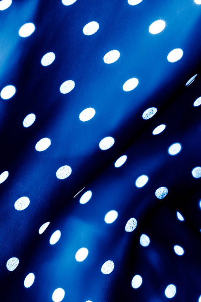 Classic polka piste tekstiili tausta rakenne, valkoisia pisteitä sininen
 - Valokuva, kuva