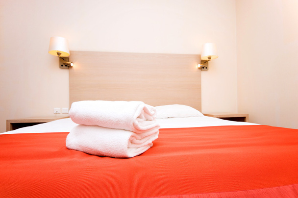 Двоспальне ліжко в номері готелю
 - Фото, зображення