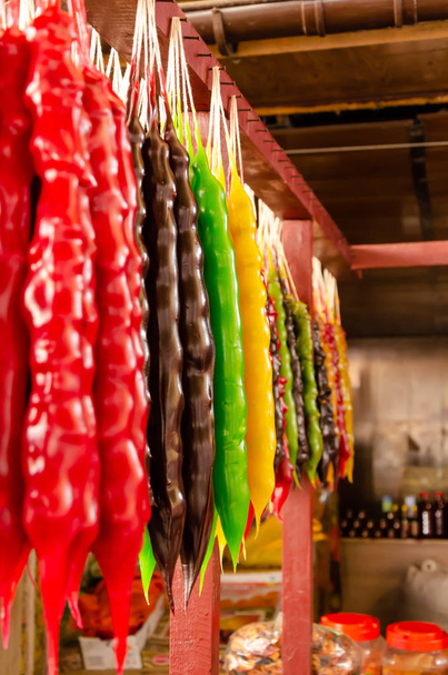Parlak renkli cevizli sucuk Pazar Stall asılı. Geleneksel Gürcü ev yapımı tatlılar. Closeup - Fotoğraf, Görsel