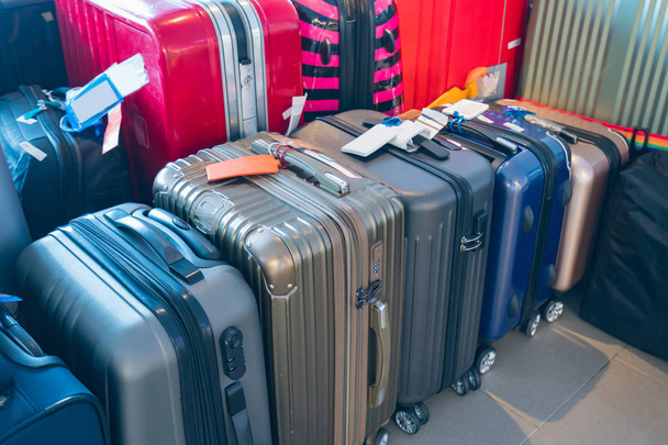 Koffer of bagage met transportband op de luchthaven - Foto, afbeelding