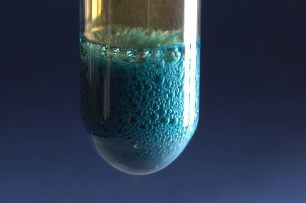chemische Experimente mit Chemikalien, Flaschen - Foto, Bild