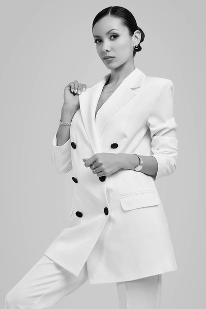 Pompás latin nők Fashion fehér öltöny - Fotó, kép