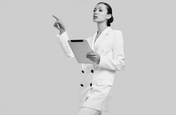 Nádherná Latinská žena v módním bílém obleku s digitálním tabletem - Fotografie, Obrázek
