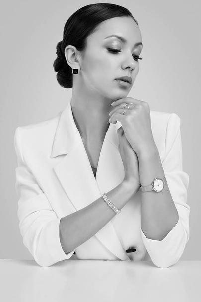 Nádherná Latinská žena v módním bílém obleku, který nosí drahý Žid - Fotografie, Obrázek