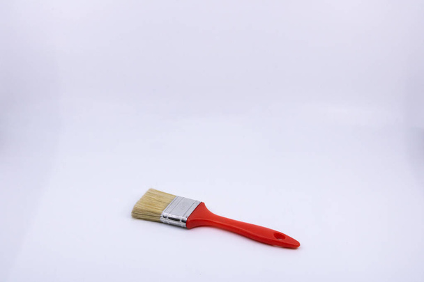 1 Flachpinsel für Hausmaler - Objekt isoliert auf weißem Hintergrund für Fachleute aus dem Baugewerbe und Verkauf von Werkzeugen, Malern und Heimwerkern - Foto, Bild