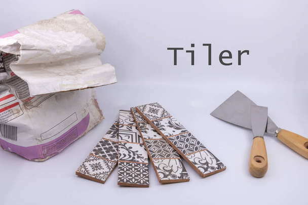 tiler (Text in Englisch) - isolierte Objekte auf weißem Hintergrund für Maurer und Fliesenleger - Foto, Bild
