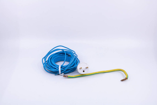 Recurso gráfico para eletricista, eletromecânico, objetos isolados fios elétricos e plugue elétrico sobre fundo branco
 - Foto, Imagem