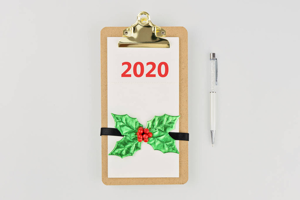 Cuaderno de portapapeles vacío con decoración de Navidad y pluma en blanco
 - Foto, Imagen