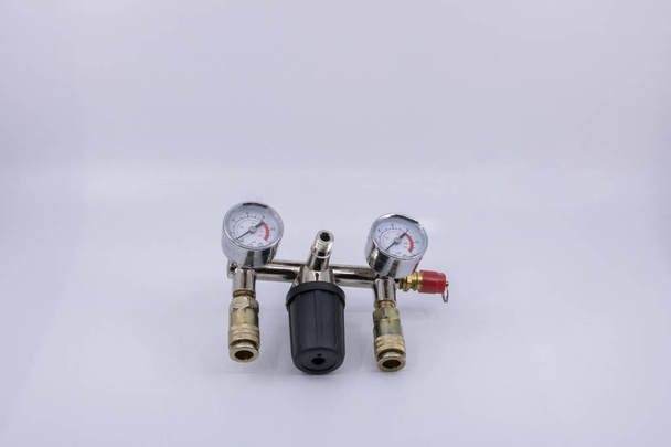 Regler Manometer für Sanitär-Kompressor - Objekt isoliert auf weißem Hintergrund für Bau-Profis und Verkauf von Diey-Ausrüstung - Foto, Bild