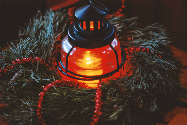 Рождественский еловый венок с горящей свечой
 - Фото, изображение