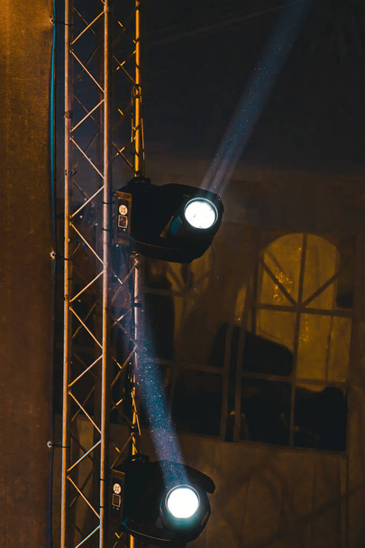 Světelné reflektory na pódiu při výkonu v paprscích - Fotografie, Obrázek