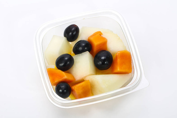 Mezcla de frutas en rodajas en la caja
 - Foto, imagen