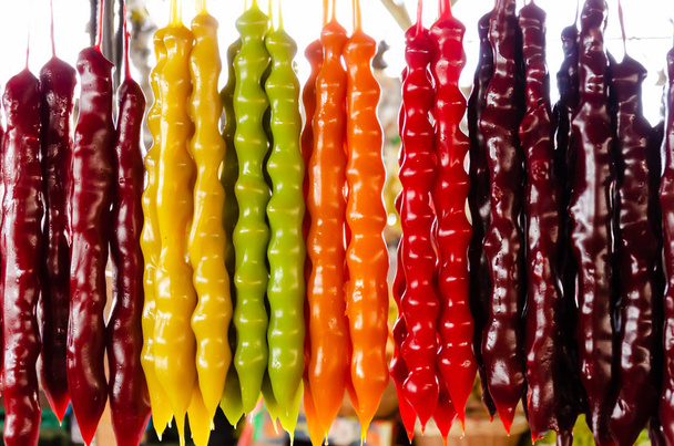 Jasne kolorowe churchkhela wiszące na stoisku rynku. Tradycyjne gruzińskie domowe słodycze. Zbliżenie - Zdjęcie, obraz