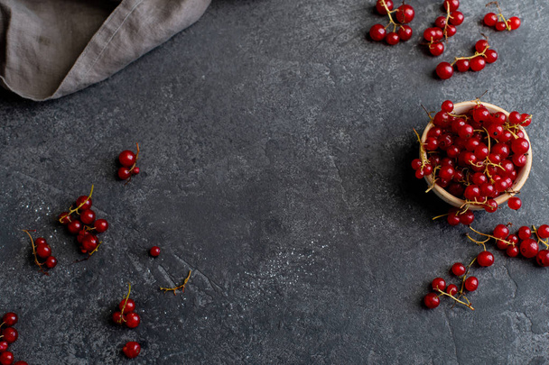 red currants in bowl on dark concrete background. Top view  - Fotoğraf, Görsel