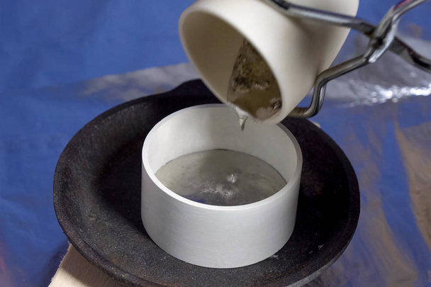Verter plomo fundido en cerámica. Cerámica resistente al calor
. - Foto, Imagen