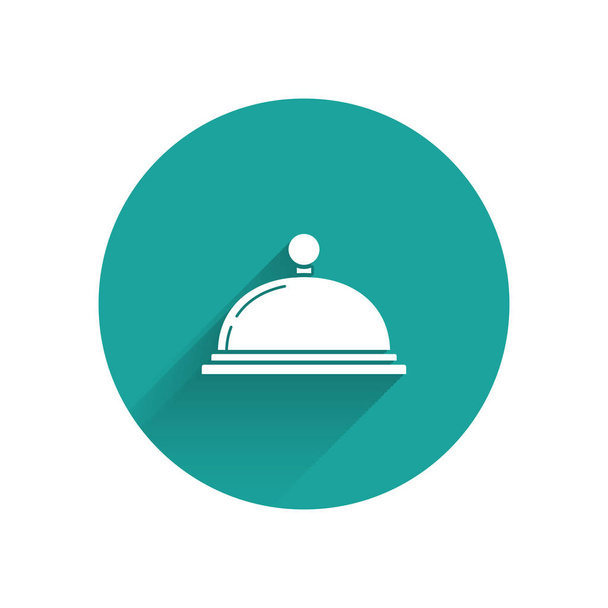 Λευκό καλυμμένο με ένα δίσκο με εικονίδιο φαγητού απομονωμένο με μακρά σκιά. Δίσκος και καπάκι. Εστιατόριο Κλος με καπάκι. το σύμβολο της κουζίνας. Κουμπί πράσινου κύκλου. Απεικόνιση διανυσματικών φορέων - Διάνυσμα, εικόνα