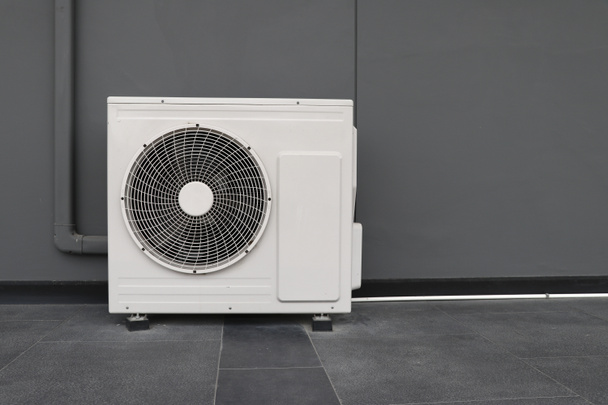 Unidad de condensación de sistemas de aire acondicionado. Unidad de condensación instalada en la pared gris
. - Foto, Imagen