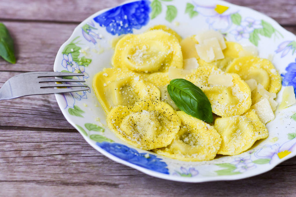 Home made vegetarian  italian  ravioli  with pesto genovese filled with  mushrooms and  parmesan cheese, decorated with fresh basil - Foto, Imagen