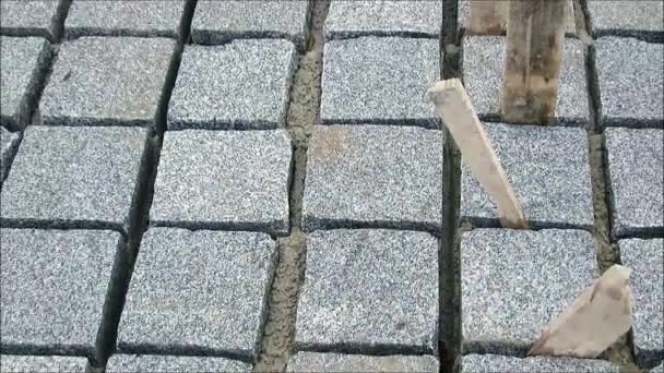 Quadratische Pflastersteine warten auf Verfugung in Dorfstraße in Andalusien - Filmmaterial, Video