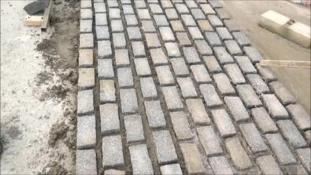 Square päällystys kiviä odottavat grouting kylässä kadulla Andalusiassa - Materiaali, video