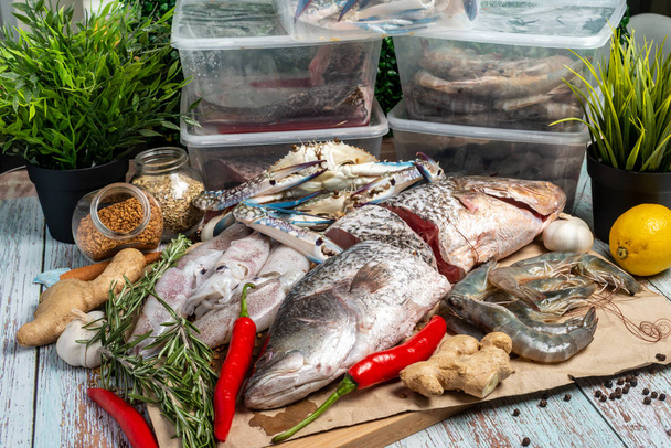 Friss Seafood-Golden snapper, tengeri sügér, fűrészes garnélarák, rákok, és squ - Fotó, kép