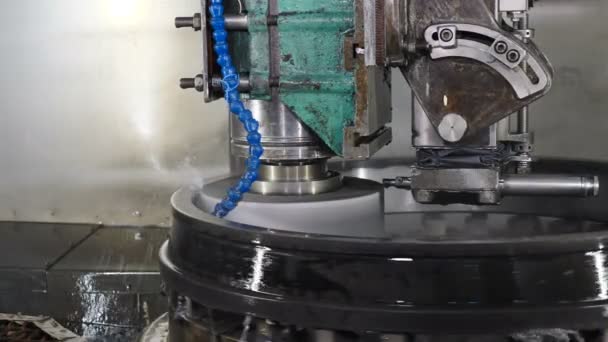Ağır sanayi konsepti. Rulman üretiminde metal yüzey parlatma taşlama tekerlek disk. Soğutma suyu ile Rolling mill makinesi. Rulman montajın teknolojik parçası. kapatın. 4k - Video, Çekim