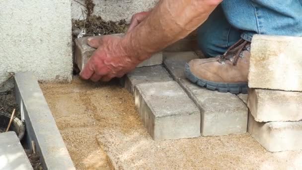 Trabalhadores da construção civil que colocam pavimento de concreto na rua, com martelo na mão
 - Filmagem, Vídeo