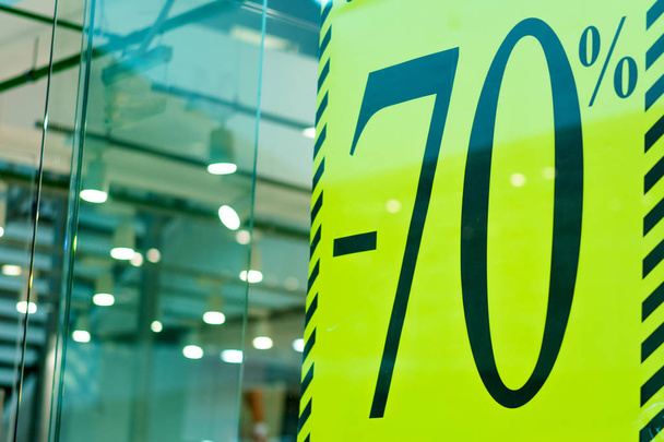Πώληση υπογράψει 70 τοις εκατό σε ένα παράθυρο μόδας κατάστημα ρούχων  - Φωτογραφία, εικόνα
