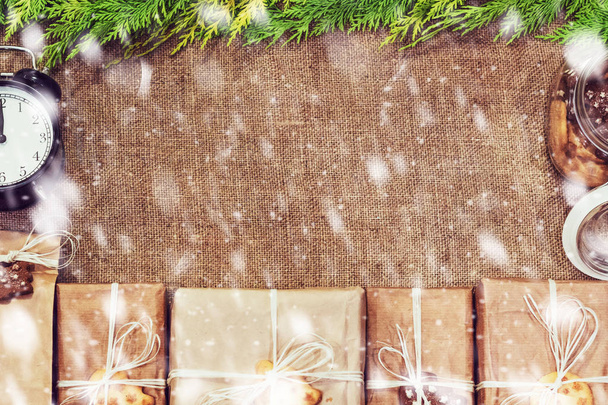 Новорічні подарункові коробки ручної роботи прикрашені ремісничим папером, гілкою та сніжинкою на верхньому тлі веретена. Весела різдвяна листівка, рамка. Зимова різдвяна святкова тема. З Новим роком
. - Фото, зображення